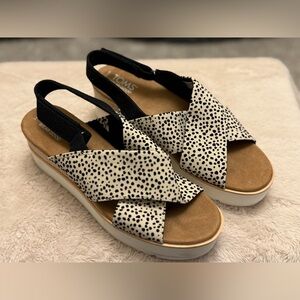 TOMS Diana Crossover Wedge Women's Sandals, size 8.5, Black and White